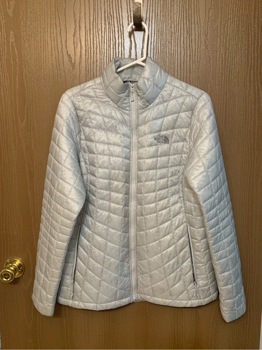The North Face Women’s Large Lightweight Quilted Silver Puffer Jacket